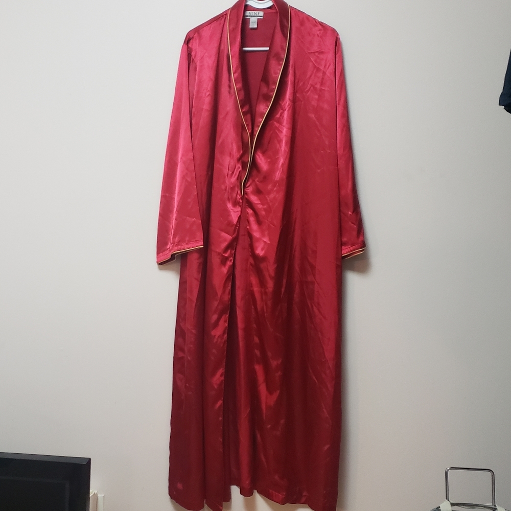 Nine & Co.Red Satin Robe M